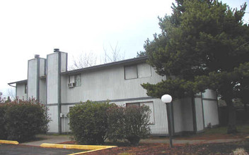 Fern Hill Apartments in Portland, OR - Building Photo - Building Photo