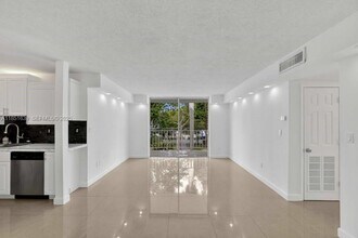 494 NW 165th St in Miami, FL - Foto de edificio - Building Photo