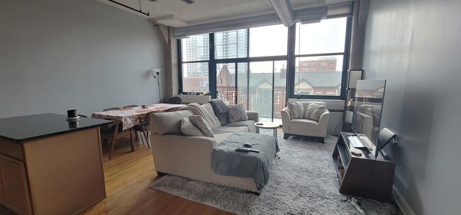 221 E Cullerton St, Unit 410 in Chicago, IL - Foto de edificio - Building Photo