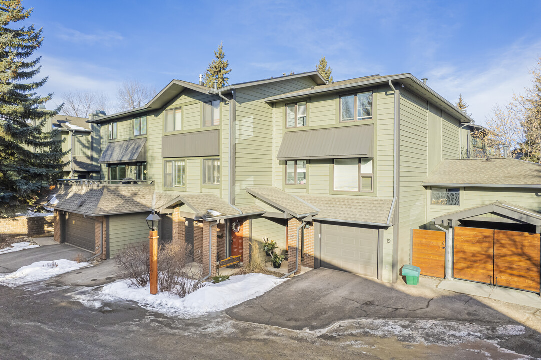 Oakwood Lane in Calgary, AB - Building Photo