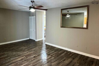 2612 Southwest Pkwy in Wichita Falls, TX - Foto de edificio - Building Photo