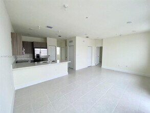 6453 NW 102nd Path in Doral, FL - Building Photo - Building Photo