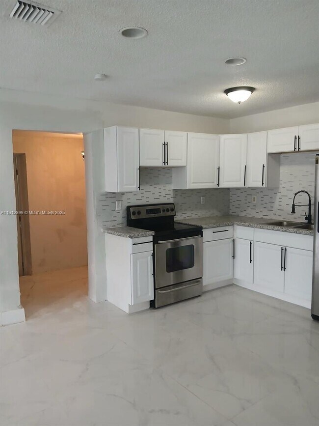 9845 SW 212th St in Cutler Bay, FL - Building Photo - Building Photo