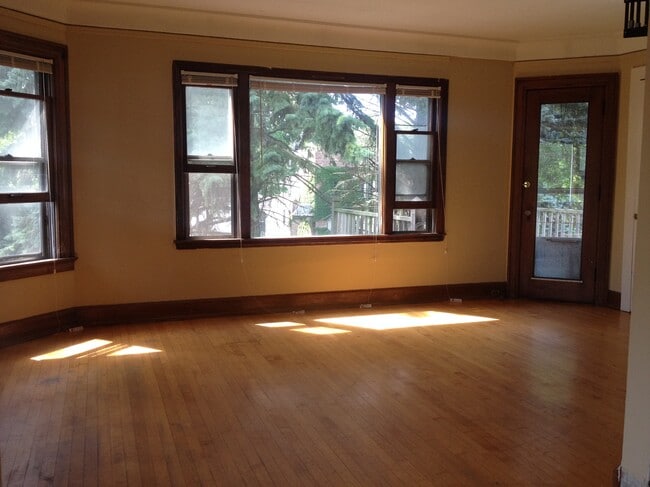 3220 N Oakland Ave, Unit UPPER in Milwaukee, WI - Foto de edificio - Building Photo