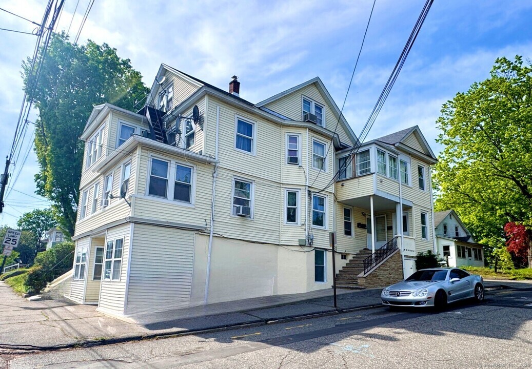 225 E Pearl St in Torrington, CT - Building Photo