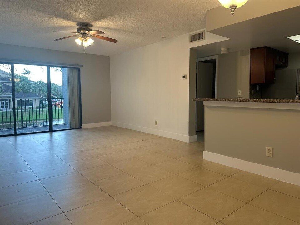 9122 W Atlantic Blvd in Coral Springs, FL - Foto de edificio