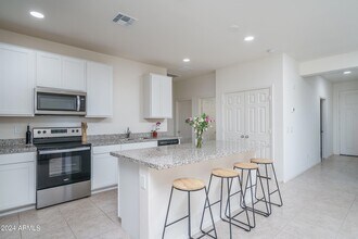 17945 W Monte Lindo Ln in Surprise, AZ - Foto de edificio - Building Photo