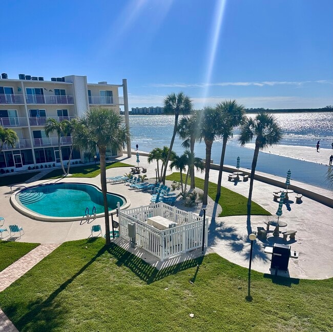 200 1st Ave, Unit 305 in St Pete Beach, FL - Building Photo - Building Photo