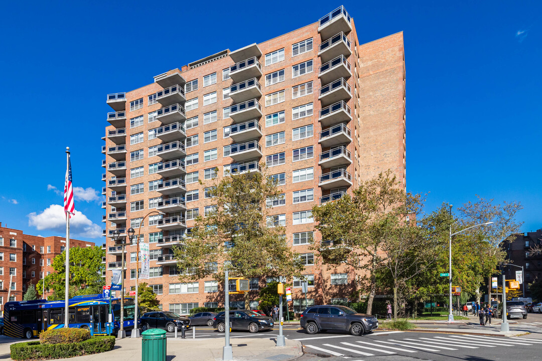 7031 108th St in Forest Hills, NY - Building Photo