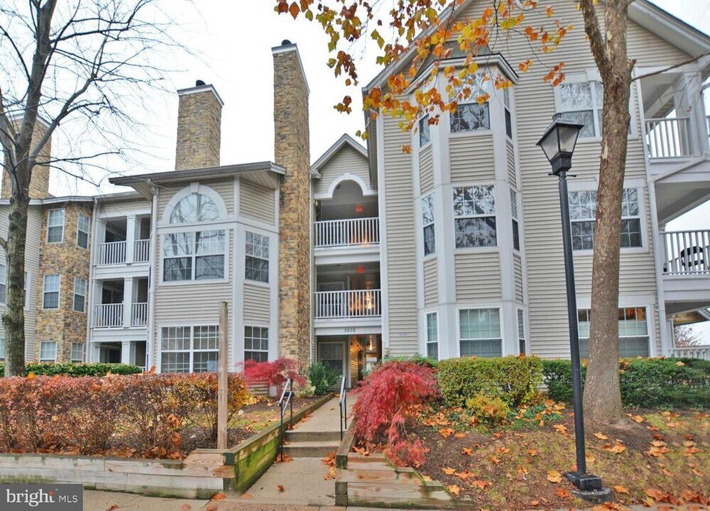 5608 Willoughby Newton Dr in Centreville, VA - Building Photo