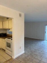 9493 SW 76th St in Miami, FL - Building Photo - Building Photo