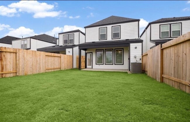 2911 Crown Gate Dr in Houston, TX - Building Photo - Building Photo