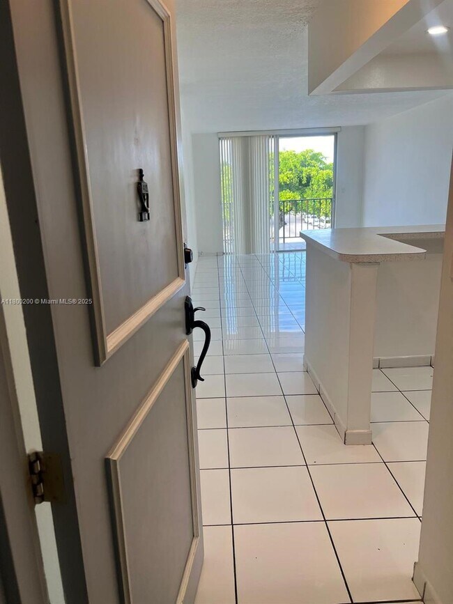 1465 NE 123rd St in Miami, FL - Building Photo - Building Photo