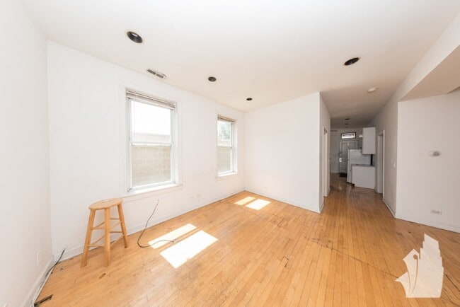 2318 N Southport Ave, Unit 3R in Chicago, IL - Building Photo - Building Photo