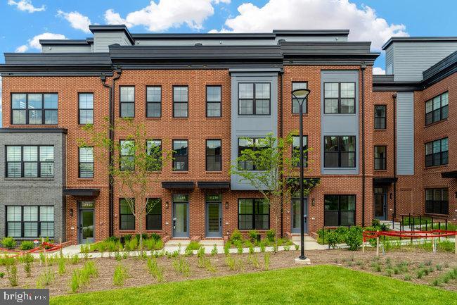 11236 Bunsen St in Reston, VA - Building Photo