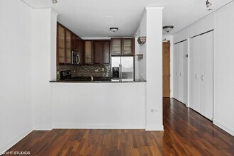 201 N Westshore Dr, Unit 2604 in Chicago, IL - Building Photo - Building Photo