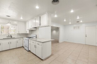 2015 Wycliffe Dr in Houston, TX - Building Photo