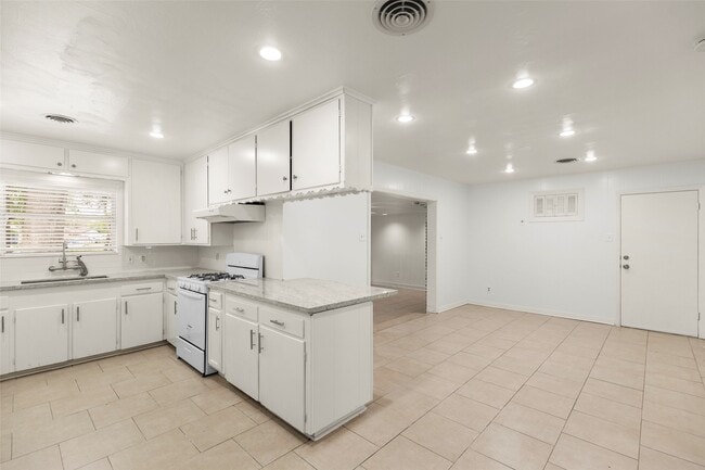 property at 2015 Wycliffe Dr