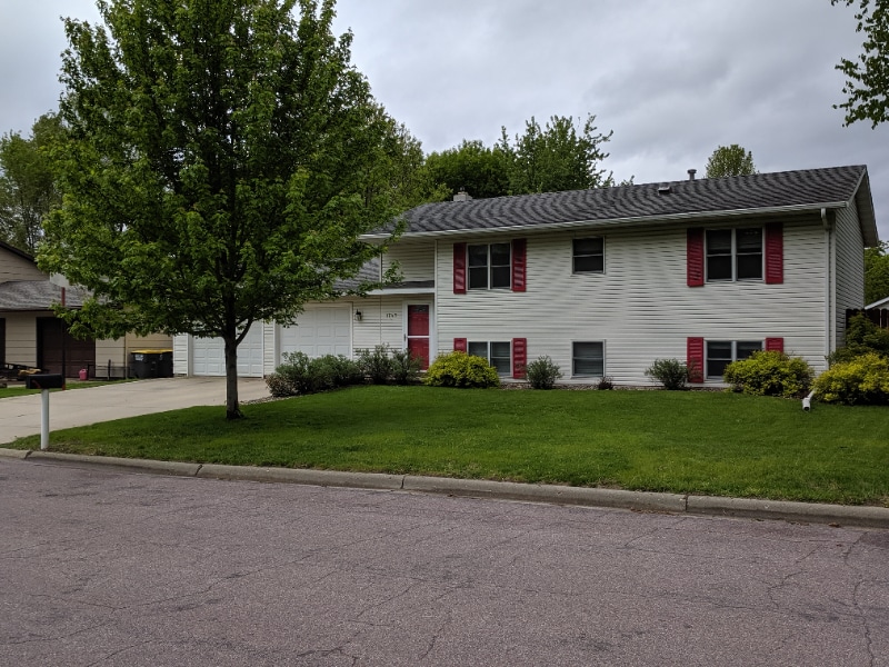 1747 Riggs Rd in St. Peter, MN - Building Photo