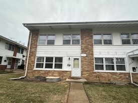 555 Lynn Ct in Glendale Heights, IL - Building Photo