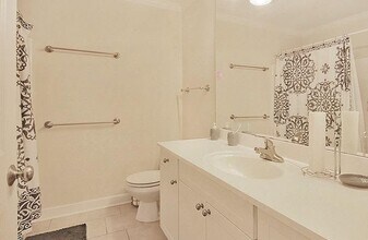 1513 E Franklin St, Unit 123 in Chapel Hill, NC - Foto de edificio - Building Photo