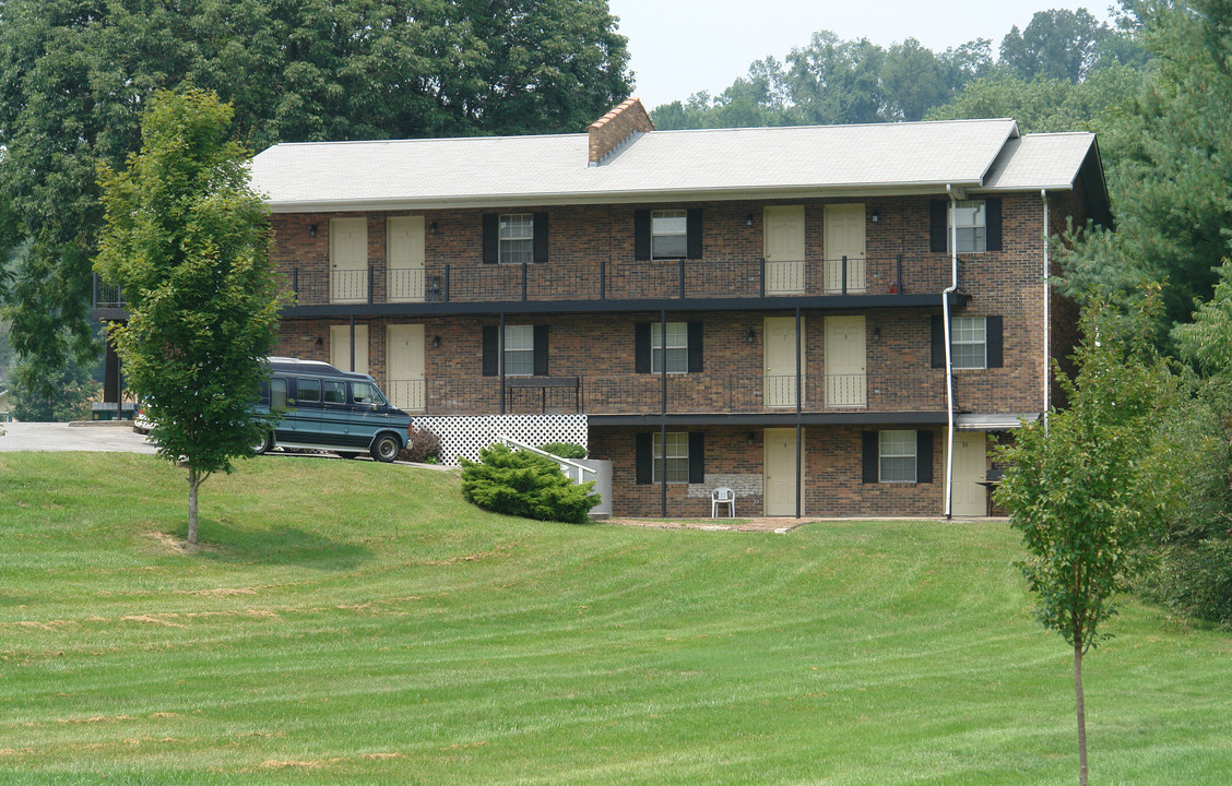 220 Colonial Heights Rd in Colonial Heights, TN - Building Photo