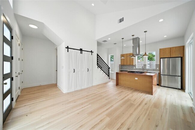 106 W Croslin St in Austin, TX - Foto de edificio - Building Photo