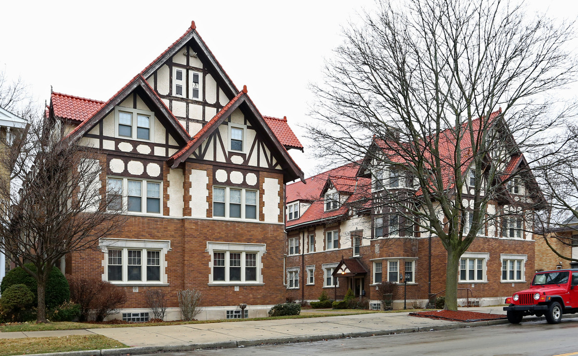 Bull Manor Apartments in Racine, WI - Building Photo