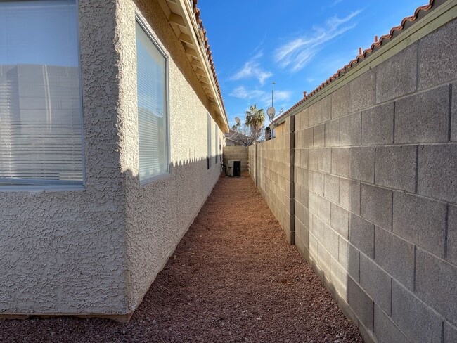 3745 Konica Ct in Las Vegas, NV - Building Photo - Building Photo