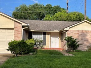 1011 E Brompton Dr in Pearland, TX - Building Photo - Building Photo