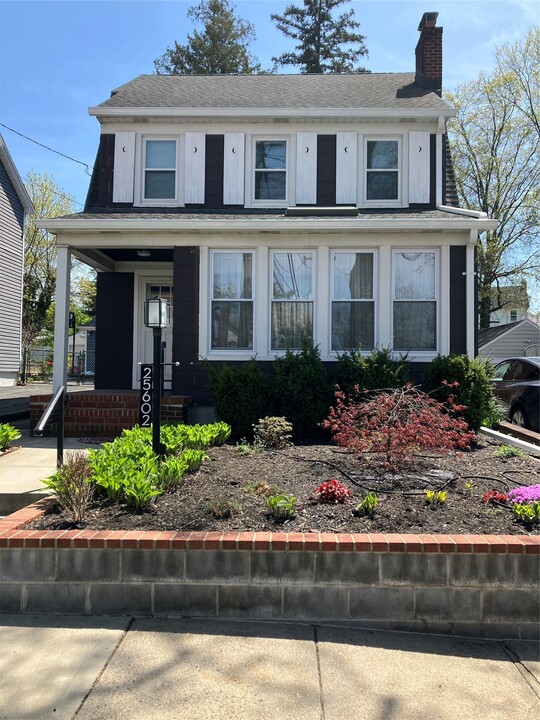 25602 Pembroke Ave in Great Neck, NY - Building Photo