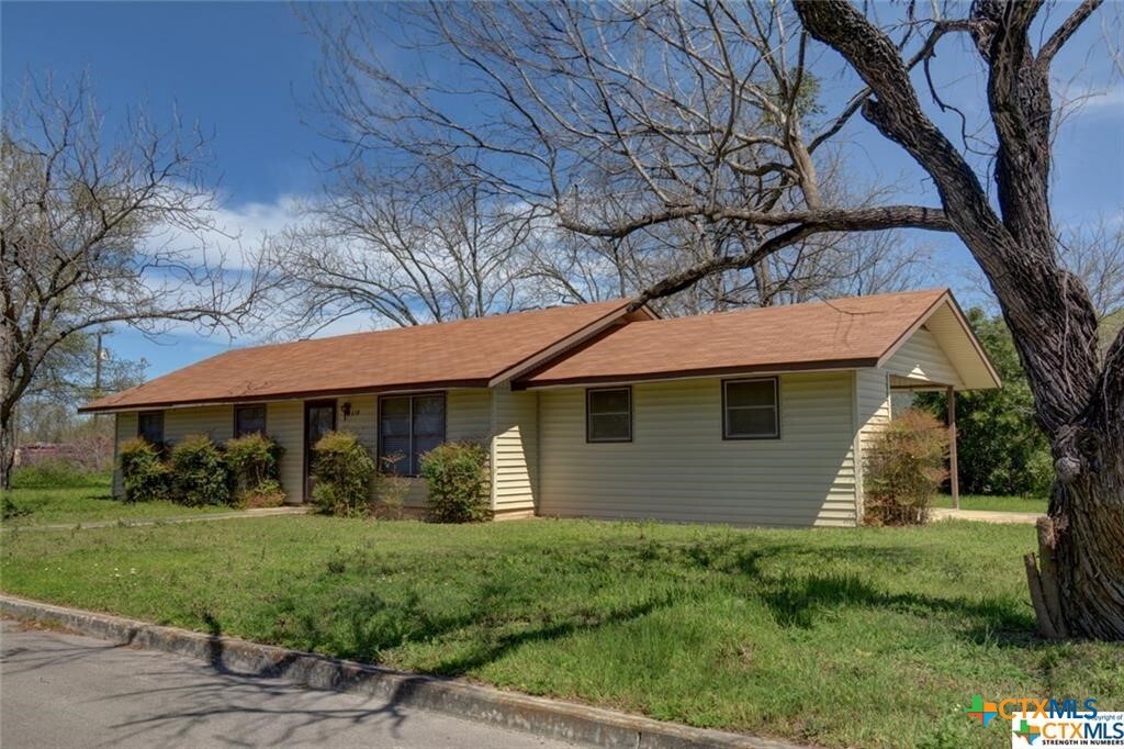 650 Bluebonnet Ave in New Braunfels, TX - Building Photo