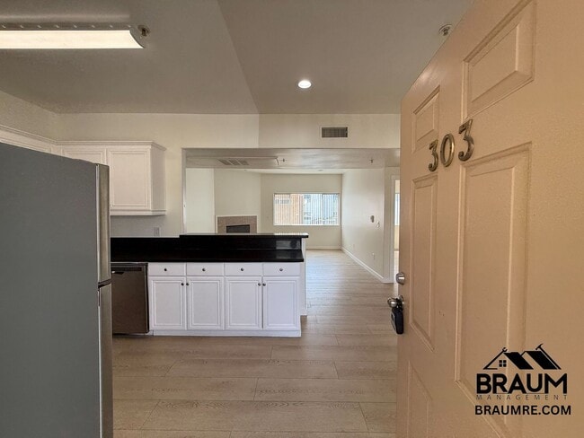 10849 Fruitland Dr in Los Angeles, CA - Building Photo - Building Photo