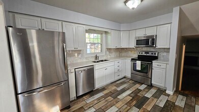 6115 Christman Dr in North Olmsted, OH - Building Photo - Building Photo