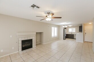 16083 W Monroe St in Goodyear, AZ - Foto de edificio - Building Photo