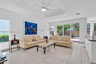 7048 NW 107th Pl in Doral, FL - Building Photo - Building Photo