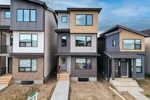 7462 Klapstein Cres SW, Unit Main Unit in Edmonton, AB - Building Photo