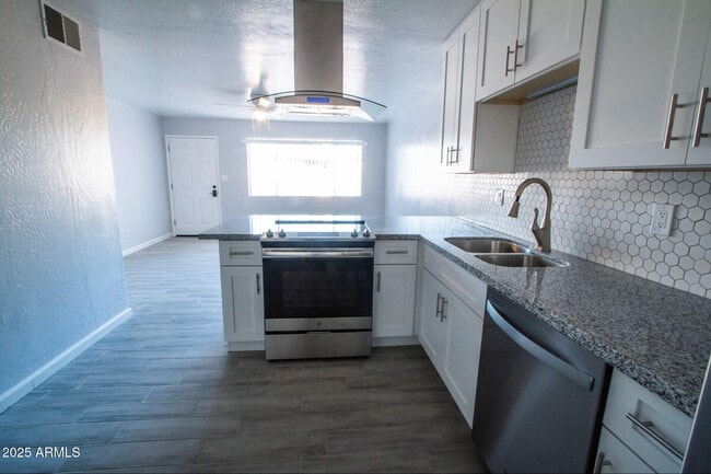 property at 1125 N Oleander St