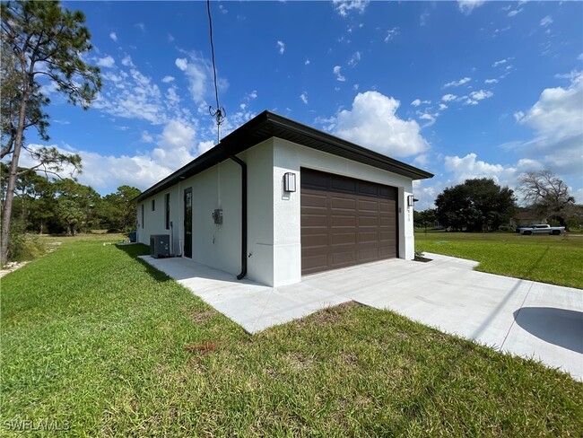 615 Addison St E in Lehigh Acres, FL - Building Photo - Building Photo