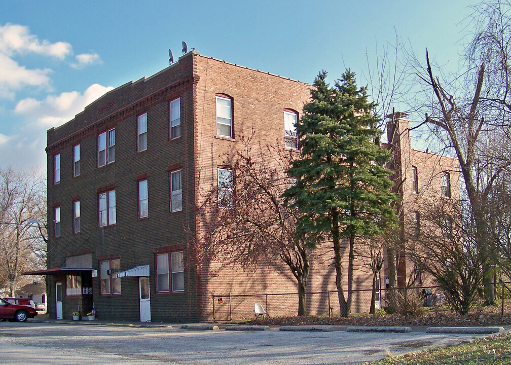 Biltmore Apartments in South Roxana, IL - Building Photo