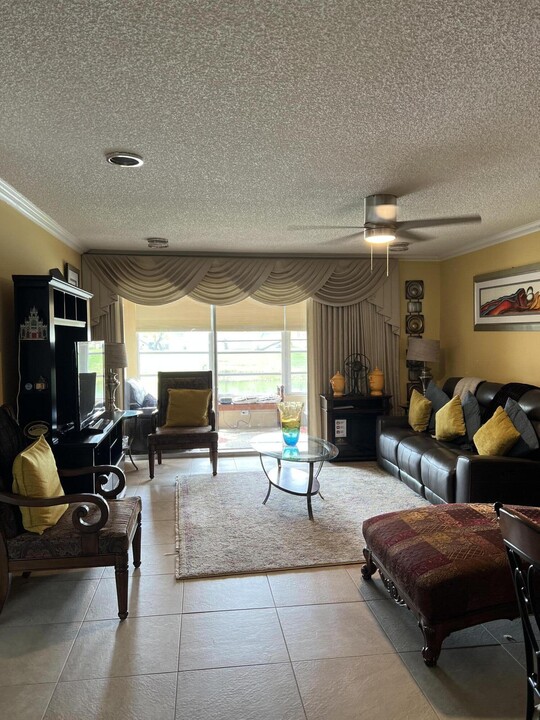 306 Lake Helen Dr-Unit -306 in West Palm Beach, FL - Building Photo