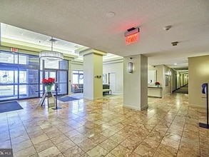 1808 Old Meadow Rd, Unit 916 in McLean, VA - Foto de edificio - Building Photo