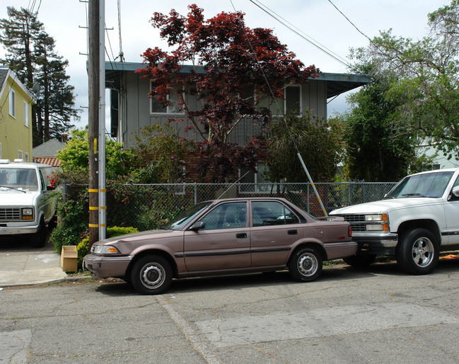 327 Ramona St in San Mateo, CA - Building Photo - Building Photo