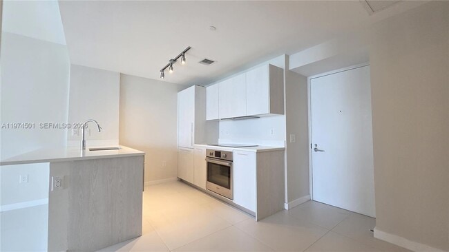 501 NE 31st St, Unit 2404 in Miami, FL - Foto de edificio - Building Photo