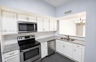 11840 SW 99th Ln in Miami, FL - Building Photo