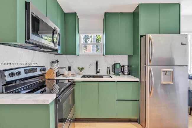 105 SW 4th Ave in Hallandale Beach, FL - Building Photo - Building Photo