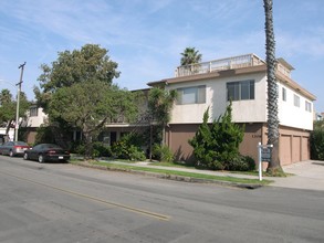 The Walnut Avenue Apartments in Huntington Beach, CA - Building Photo - Building Photo