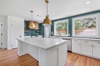 8416 Montridge Dr in Houston, TX - Foto de edificio - Building Photo