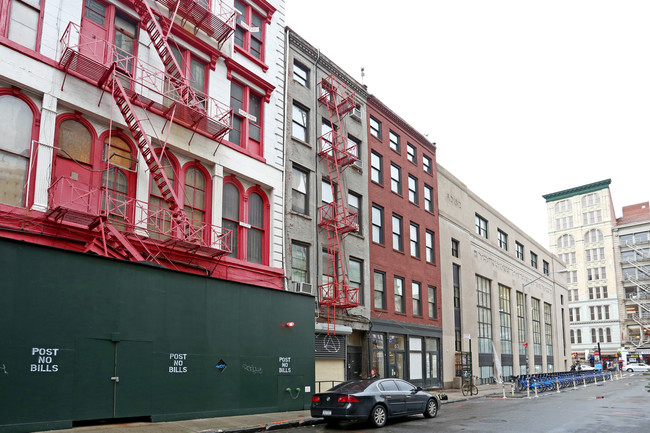 302 Canal St in New York, NY - Building Photo - Building Photo