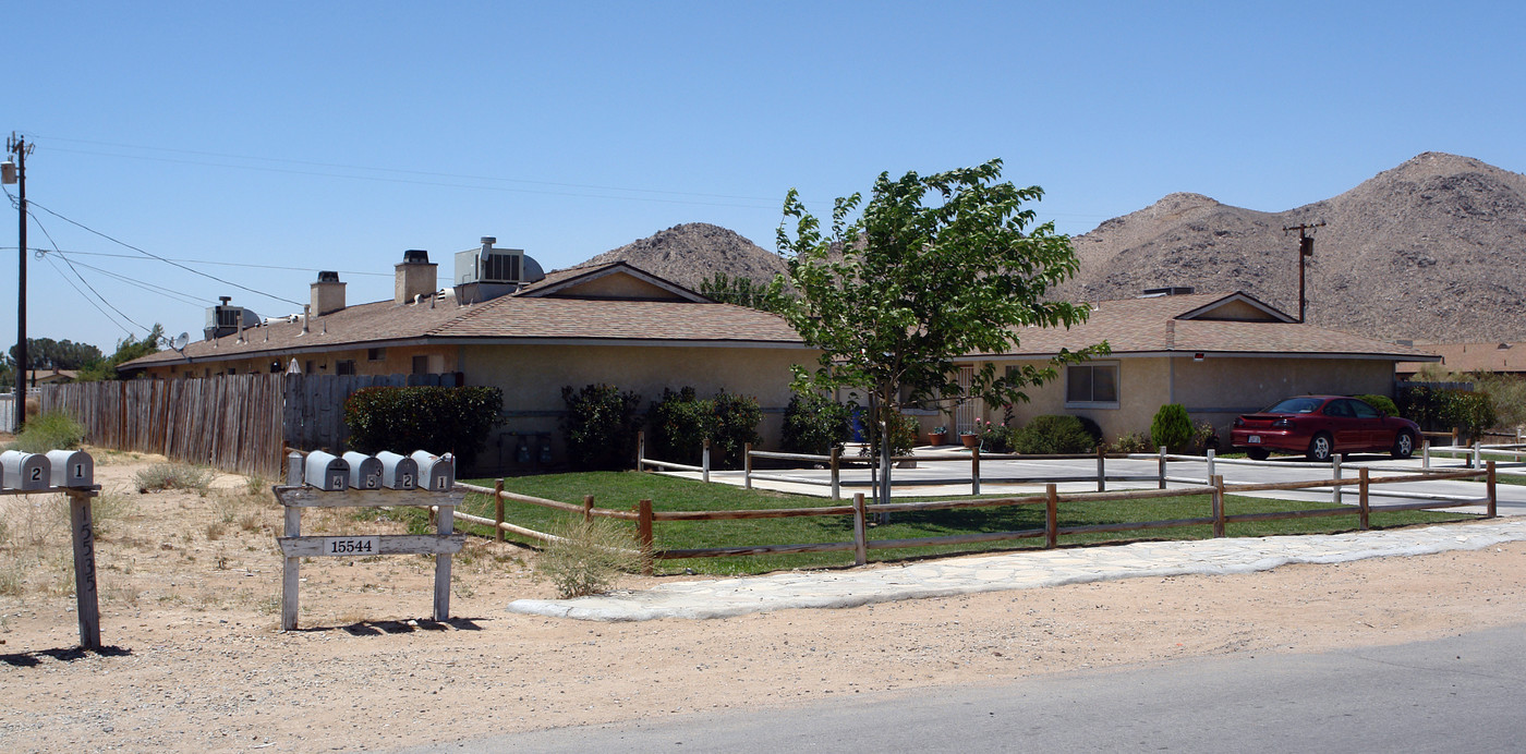 15544 Broken Bow Rd in Apple Valley, CA - Building Photo